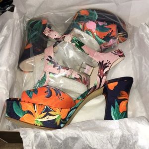 BRAND NEW- FLORAL PLATFORM SANDALS
